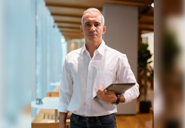 portrait-of-handsome-businessman-standing-at-coffe-2025-01-29-01-56-12-utc_baja