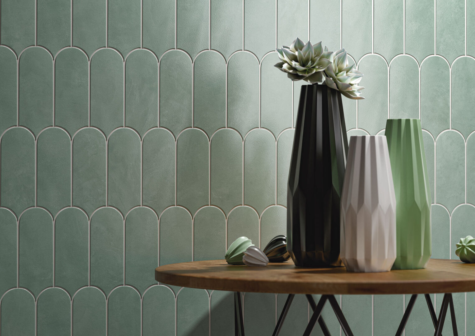 Revestimiento verde de piezas alargadas con extremo curvo, junto a una mesa de madera y jarrones.